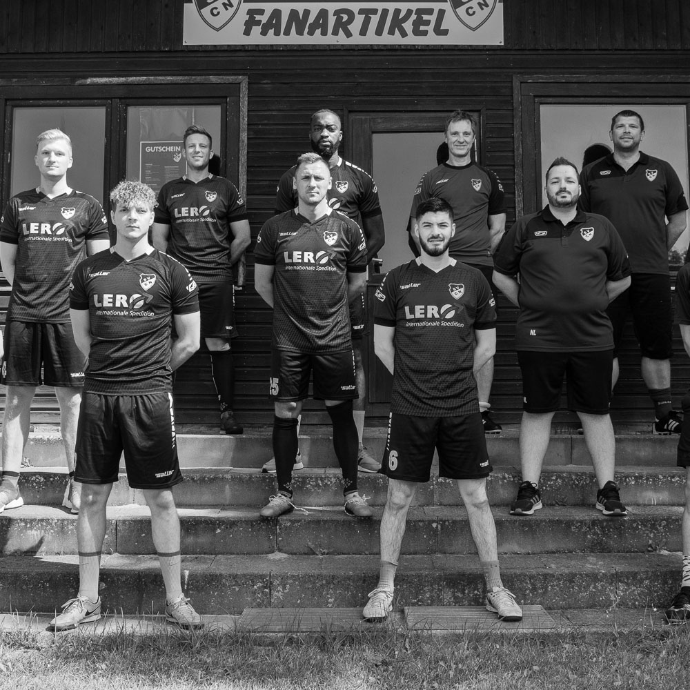 Outdoor-Mannschaftsfoto der Fußballmannschaft vom TuS Hamburg auf einem Fußballplatz nach dem Spiel gegen den ETSV